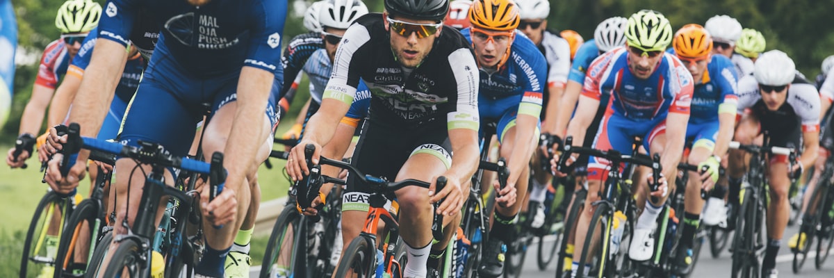 F1赛车在赛道上飞驰，展现出速度与激情，背景是模糊的赛道围栏和观众看台