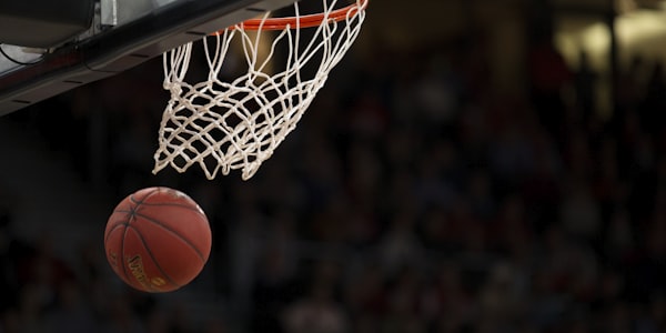 NBA篮球比赛精彩扣篮瞬间，球员腾空而起